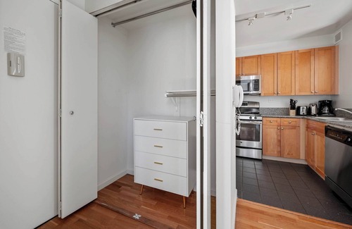 Central Park North Apartment | Stunning, W/city view, Doorman & Gym