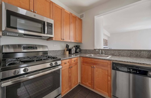 Central Park North Apartment | Stunning, W/city view, Doorman & Gym