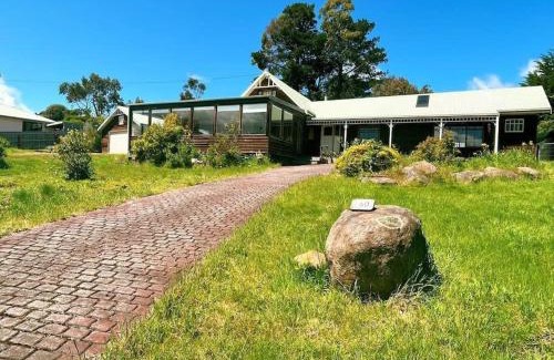 Kettering House | Scenic Waterfront House at Kettering - Family Friendly Retreat