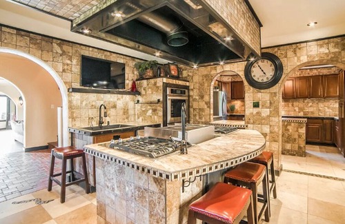 Tacoma Villa | Exceptional Oceanfront Retreat with Chef's Kitchen & Views