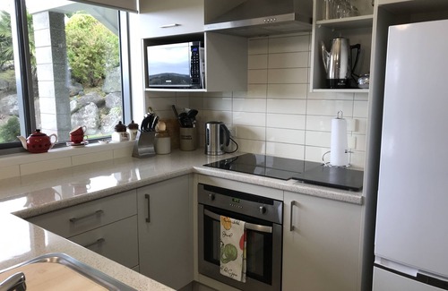 Kerikeri Apartment | Serene Oceanfront Retreat with Spa & Kitchen Amenities