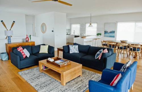 Newhaven House | Beautiful Water Views & Heated Spa Near Beach and Shops