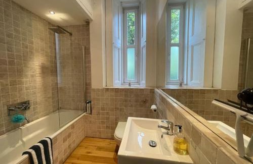 Glasgow Westend Apartment | Exceptional West End Flat - Rated 9.6/10 & Child-Friendly!