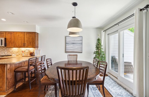 Harbor Springs Condo | Unforgettable Windward Condo with Pool & Scenic Views