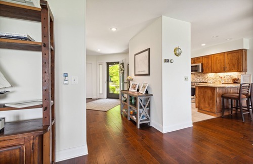 Harbor Springs Condo | Unforgettable Windward Condo with Pool & Scenic Views