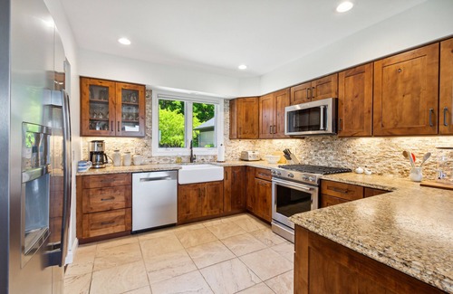 Harbor Springs Condo | Unforgettable Windward Condo with Pool & Scenic Views