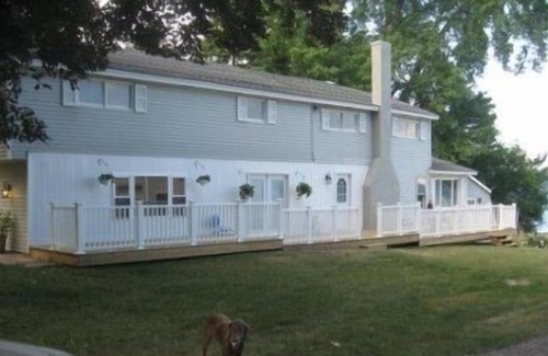 Auburn House | Beautiful Lake House Retreat in Wine Country, Owasco Lake