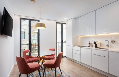Lisbon Old Town Apartment | Explore STUPENDO: 10/10 Rating with Spa & Free Parking