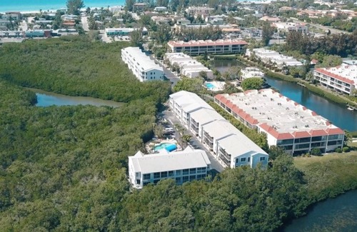 Holmes Beach Apartment | Discover the Style of the Isle Steps from the Beach