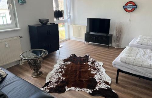 Marienthal Ost Apartment | Stylish Apartment with Free WiFi & Netflix Near Train Station