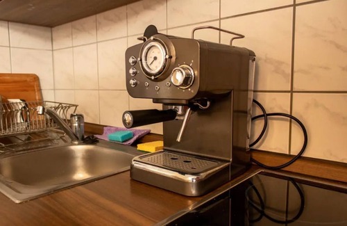 Gruna Apartment | Stylish 2R Apartment with Garden and Convenient Parking