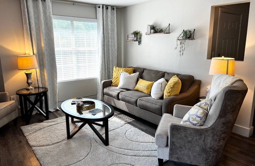 Parker Lane Apartment | Stylish 1-Bed Apartment with Pool Near Downtown & Airport