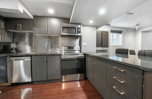 Richmond Hill Apartment | Trendy 1 Bedroom Retreat with In-Suite Jacuzzi & Hot Tub