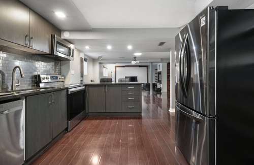 Richmond Hill Apartment | Trendy 1 Bedroom Retreat with In-Suite Jacuzzi & Hot Tub