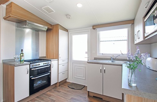 Swanage House | Modern Caravan with Kitchen, Ideal for Family Getaways