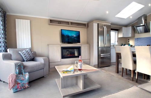 Swanage House | Modern Caravan with Kitchen, Ideal for Family Getaways