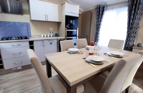 Swanage House | Modern Caravan with Kitchen, Ideal for Family Getaways