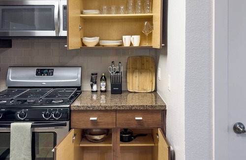 Marina del Rey Bed & Breakfast | Chic 1-Bedroom Apartment in Marina Del Rey with Ocean Views