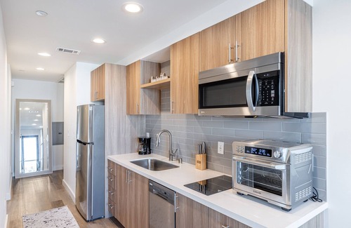 Wilshire Apartment | Stylish 1BD Stay Near Hollywood with Family-Friendly Perks