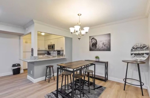 Far North Dallas Condo | Trendy North Dallas 1-Bedroom in Gated Community