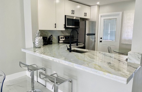 Aventura Condo | Stylish 1BR Condo Steps to Aventura Mall with Breakfast