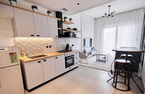 Al Quoz Apartment | Stylish 1BR Apt in Dubai Hills
