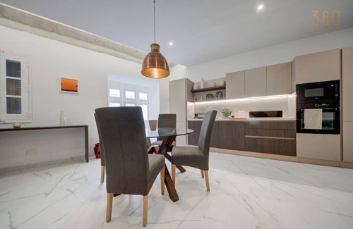 Attard Apartment | Stylish 1BR Apt with sofabed & backyard, Attard