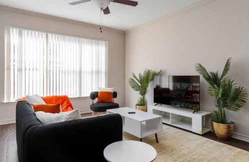 Dallas Apartment | Chic 1BR Retreat in Farmers Branch with Pool Access