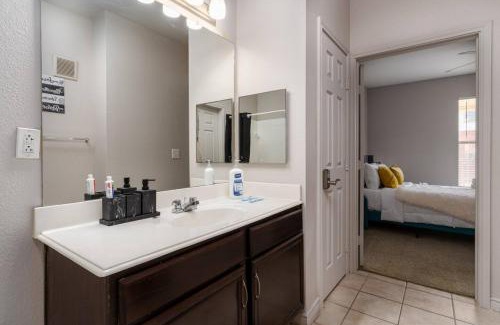 Dallas Apartment | Chic 1BR Retreat in Farmers Branch with Pool Access
