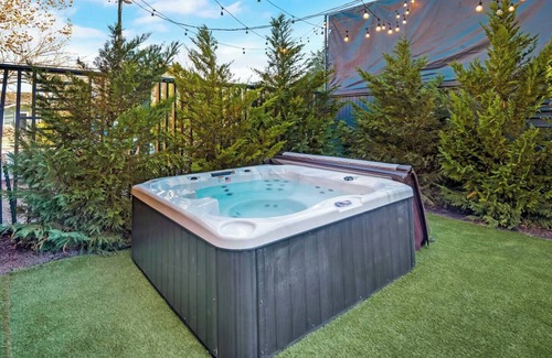 Peak's Suburban Addition Condo | Pet-Friendly Condo in Peaceful Neighborhood with Spa