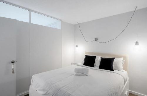 Bondi Junction Apartment | Trendy 1BR Retreat with Pool in Bondi Junction