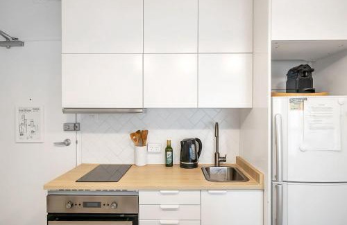 Bondi Junction Apartment | Trendy 1BR Retreat with Pool in Bondi Junction
