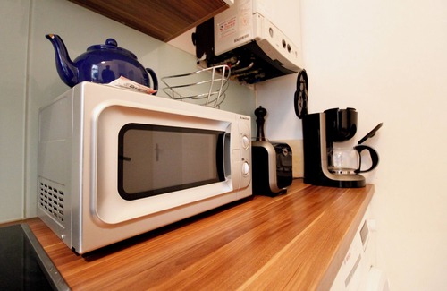 Neubau Apartment | Stylish 1BR in Central Vienna – Sleeps 4, Garden View, King Bed & Full Kitchen