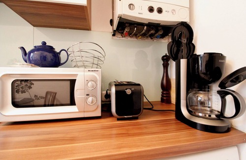 Neubau Apartment | Stylish 1BR in Central Vienna – Sleeps 4, Garden View, King Bed & Full Kitchen