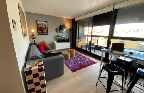 Fitzroy Apartment | Trendy Fitzroy: Stylish 1BR Retreat in the Heart of It All