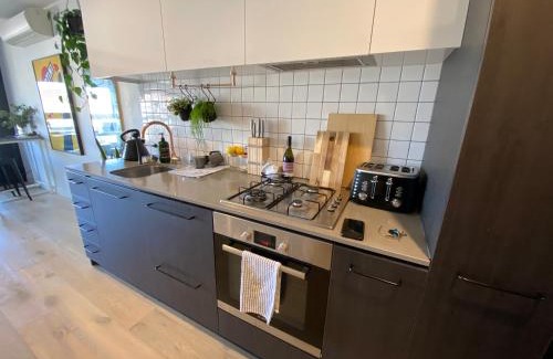 Fitzroy Apartment | Trendy Fitzroy: Stylish 1BR Retreat in the Heart of It All