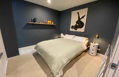 Fitzroy Apartment | Trendy Fitzroy: Stylish 1BR Retreat in the Heart of It All