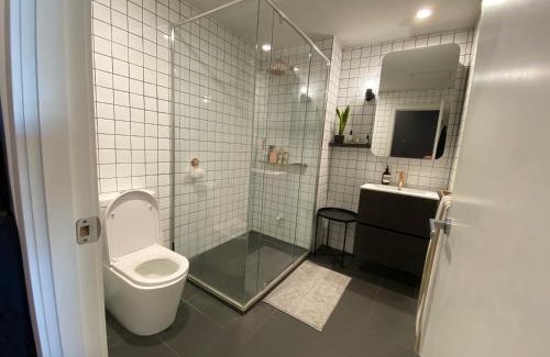 Fitzroy Apartment | Trendy Fitzroy: Stylish 1BR Retreat in the Heart of It All