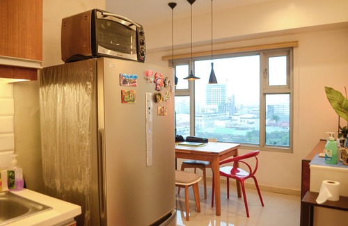 Barangay 670 Apartment | Stylish 1BR Near US Embassy & Luneta with Pool & Gym
