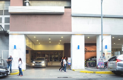 Barangay 670 Apartment | Stylish 1BR Near US Embassy & Luneta with Pool & Gym