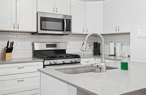 Highland Apartment | Stylish 1BR Near UT Highland with Breakfast Included