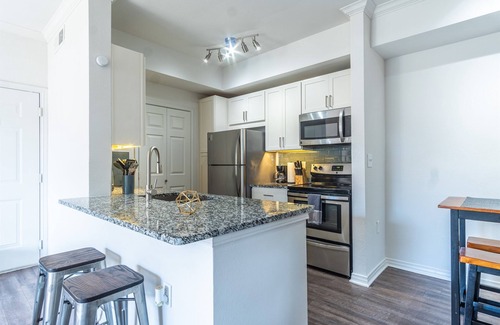 Valley Ranch Apartment | Central King Suite with Pool, Gym & Family-Friendly Perks