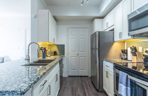Valley Ranch Apartment | Central King Suite with Pool, Gym & Family-Friendly Perks