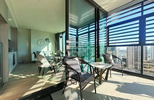 Sydney Central Business District Apartment | Stylish 1BR suite with City-view & Balcony