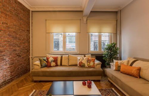 Kabatas Apartment | Stylish 1BR with Prime Location and Bold Design