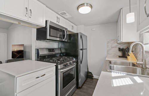 Zilker Apartment | Chic 1BR Zilker Retreat with Breakfast & Family-Friendly Perks