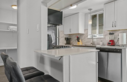 Zilker Apartment | Chic 1BR Zilker Retreat with Breakfast & Family-Friendly Perks