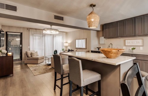 Old East Dallas Condo | Designer Condo with Pool & Spa near Historic Swiss Ave