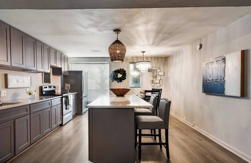 Old East Dallas Condo | Designer Condo with Pool & Spa near Historic Swiss Ave