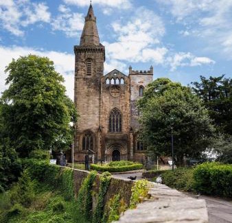 Dunfermline Apartment | Stylish 2-Bed Apartment in the Heritage Quarter